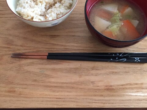 里芋メイン味噌汁と玄米ご飯の朝飯セット！